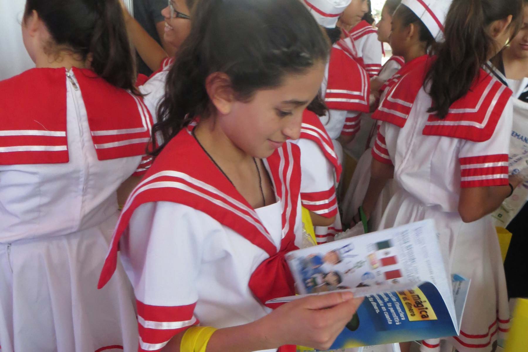 Niña observa el cuento de La Fórmula Mágica